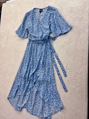 Bobeau Women's Blue & White Floral Spring/Summer Dress --- Size: Medium!!